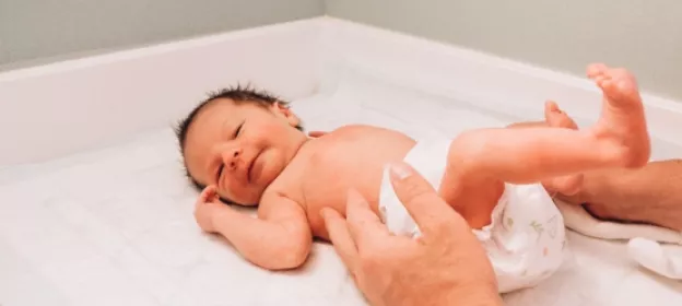 nouveau-né dans les mains d'un pédiatre